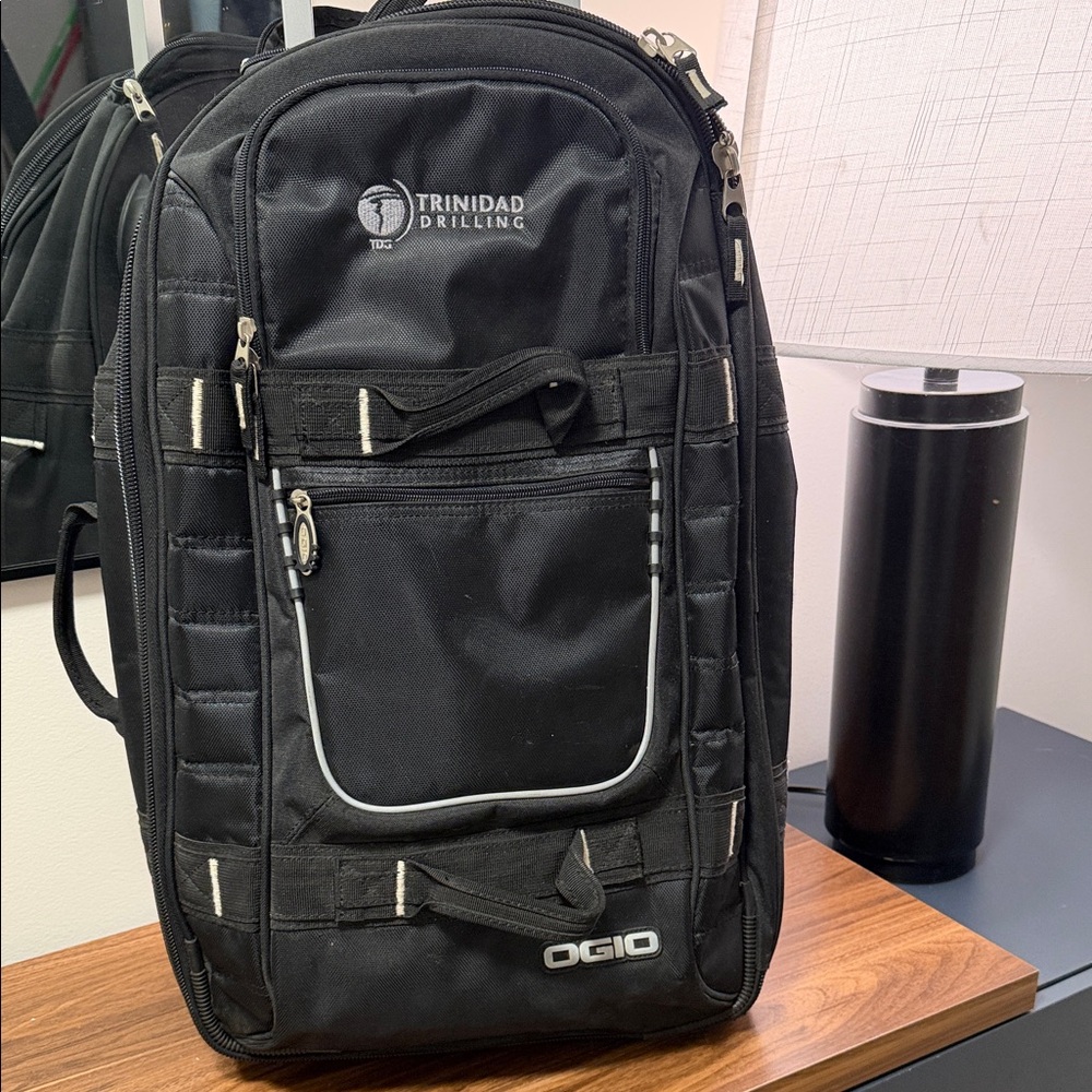 OGIO Pull-Through Travel Bag in black